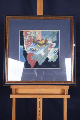 tableau encadré représentant une peinture posée sur un chevalet, sur fond noir