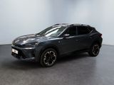 un SUV Toyota C-HR gris garé dans une grande pièce