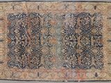 un tapis ancien à motifs floraux sur fond bleu