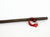 une vieille épée chinoise sur fond blanc, ornée d'un pompon rouge