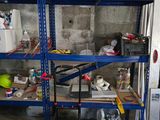 une étagère bleue sur laquelle sont posés des outils, dans un garage