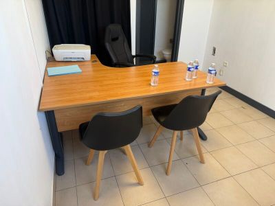 un bureau avec deux chaises et un ordinateur dessus
