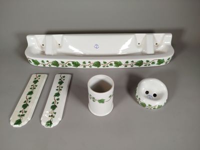 quatre pièces de poterie posées sur une table