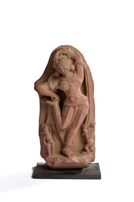 l'image d'une statue représentant une femme tenant un bébé dans ses bras