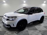 Le SUV Citrole blanc est garé dans une grande pièce