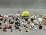 un grand nombre de petites figurines qui se trouvent sur une table