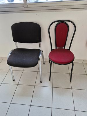 deux chaises assises l'une à côté de l'autre sur un sol carrelé