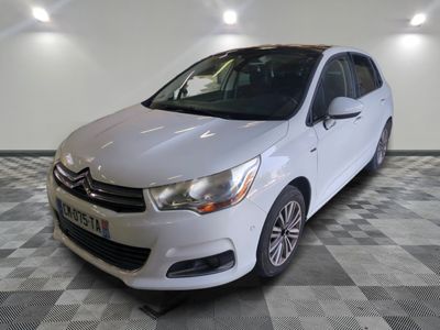 la voiture blanche est garée dans le garage sur un sol en damier