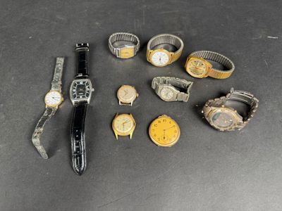 beaucoup de montres et un bracelet de montre sur la table