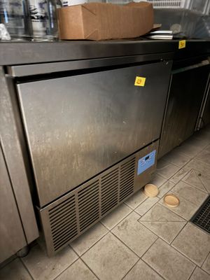 une boîte posée sur le réfrigérateur dans une cuisine