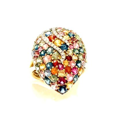 une image représentant une bague ornée de pierres multicolores sur fond blanc