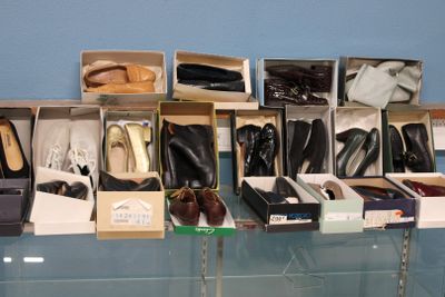 2 cartons de paires de chaussures