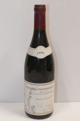 une bouteille de vin posée sur une table