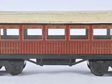 un wagon de train miniature posé sur une surface blanche