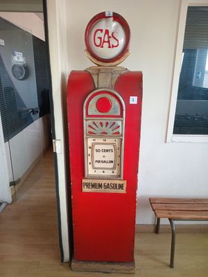 1 meuble en forme de pompe à essence américaine - VENDU SUR …