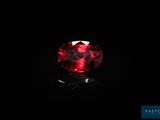 un losange rouge sur fond noir