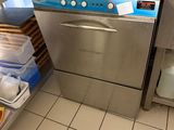 une photo d'une cuisine équipée d'un lave-vaisselle et d'un réfrigérateur
