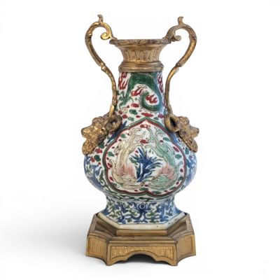 un vase posé sur un support sur une surface blanche