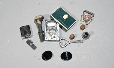 un grand nombre d'objets posés sur une table