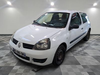 la photo d'une voiture blanche garée dans un garage