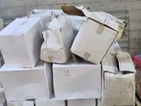 une pile de cartons posée sur une palette devant un mur de briques