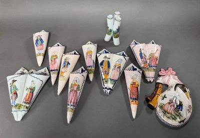 a lot of paper cones that are sitting on a table