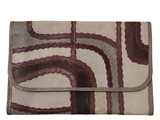 pochette beige, marron et noire ornée d'un motif de lignes ondulées