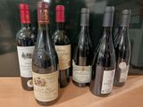 de nombreuses bouteilles de vin posées sur une table