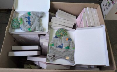 une boîte remplie de livres, avec un pull à l'intérieur