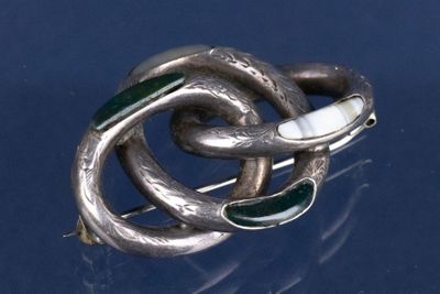 une bague en argent sertie d'une pierre verte et blanche