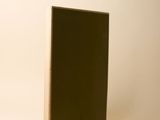 une image représentant un livre noir posé sur une table blanche