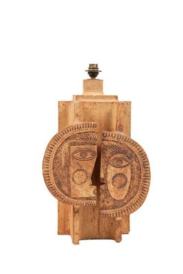 sculpture en bois représentant un visage surmonté d'une couronne