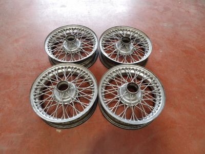 Lot de 4 jantes rayons pour Triomphe ou MG, état d'usage.