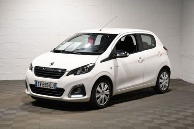 la photo d'une petite voiture blanche garée dans un garage