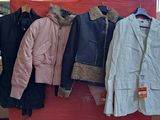 de nombreuses vestes suspendues à un portemanteau dans un magasin