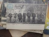 de nombreuses vieilles photos d'hommes debout, tous ensemble, sur une table