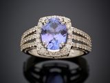 une bague en tanzanite et diamants