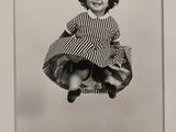 une vieille photo en noir et blanc d'une petite fille en train de sauter en l'air
