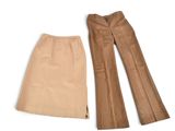 un pantalon marron et une jupe beige sur fond blanc