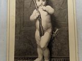 une vieille photo d'un bébé tenant un fusil