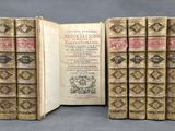plusieurs vieux livres sont empilés sur une table
