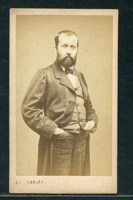 une vieille photo d'un homme en costume-cravate
