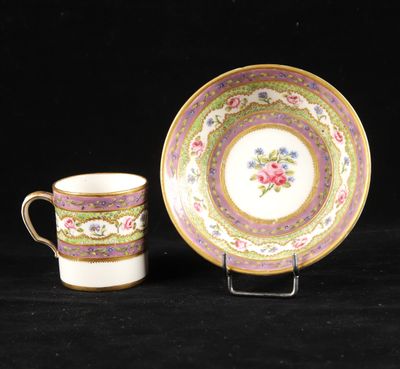 un gros plan d'une tasse et d'une soucoupe sur fond noir