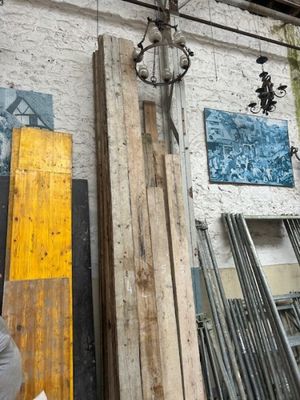 un homme qui se tient à côté d'un tas de bois