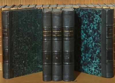 trois livres posés côte à côte sur une étagère