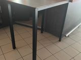 une table placée au milieu d'une cuisine