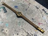 une montre qui est posée par terre
