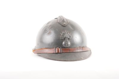 un casque posé sur une surface blanche