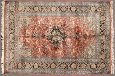 un tapis rouge et noir orné d'un médaillon