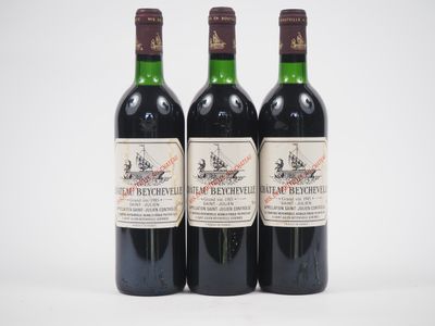 trois bouteilles de vin rouge posées l'une à côté de l'autre sur une surface blanche